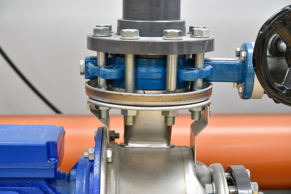 Fotografija snimljena normalnim objektivom pri žarišnoj duljini od 50mm sa udaljenosti od 1.5m prikazuje dio pumpe za vodu.